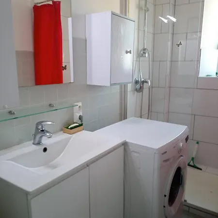 Апартаменты T2 Centre Et Deux Pas De La Plage, Clim 4arax4 *